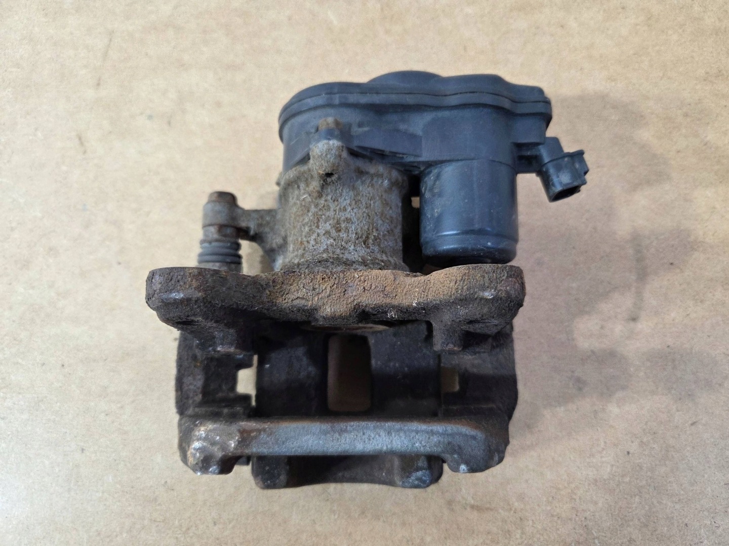Toyota RAV 4 XA50 caliper brake rear left (B849)