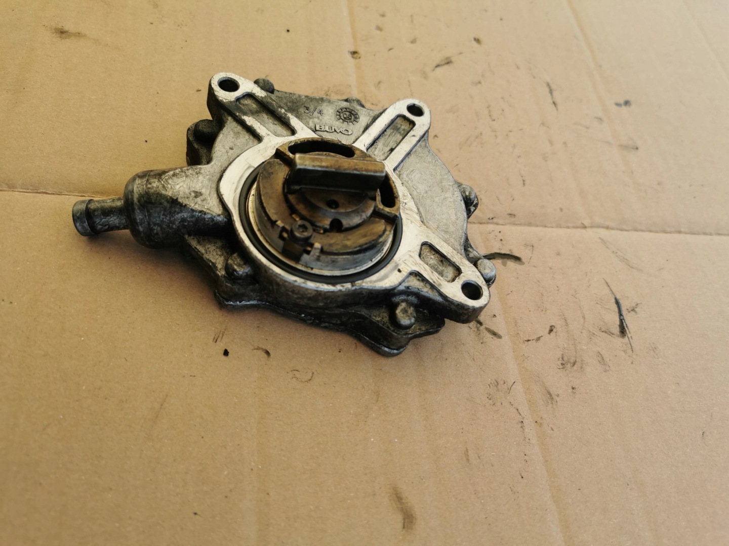 2007 BMW 3 E90 E91 pump vacual vacum 11667542498
