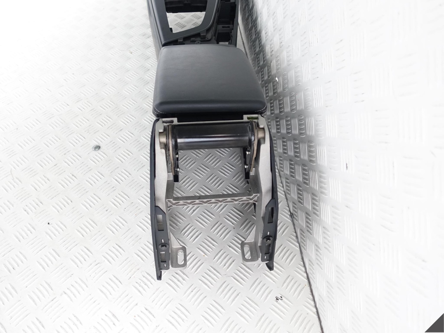 AUDI A4 8W0 B9 TUNEL central armrest black