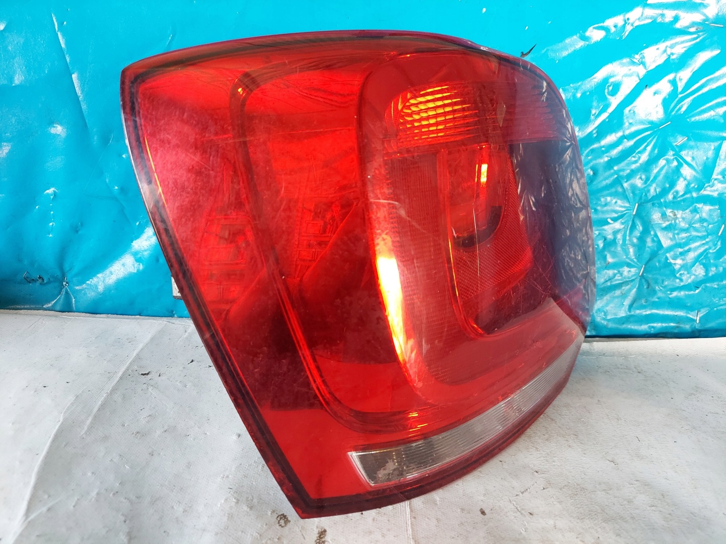 light POLO V 6R0945095 left rear part