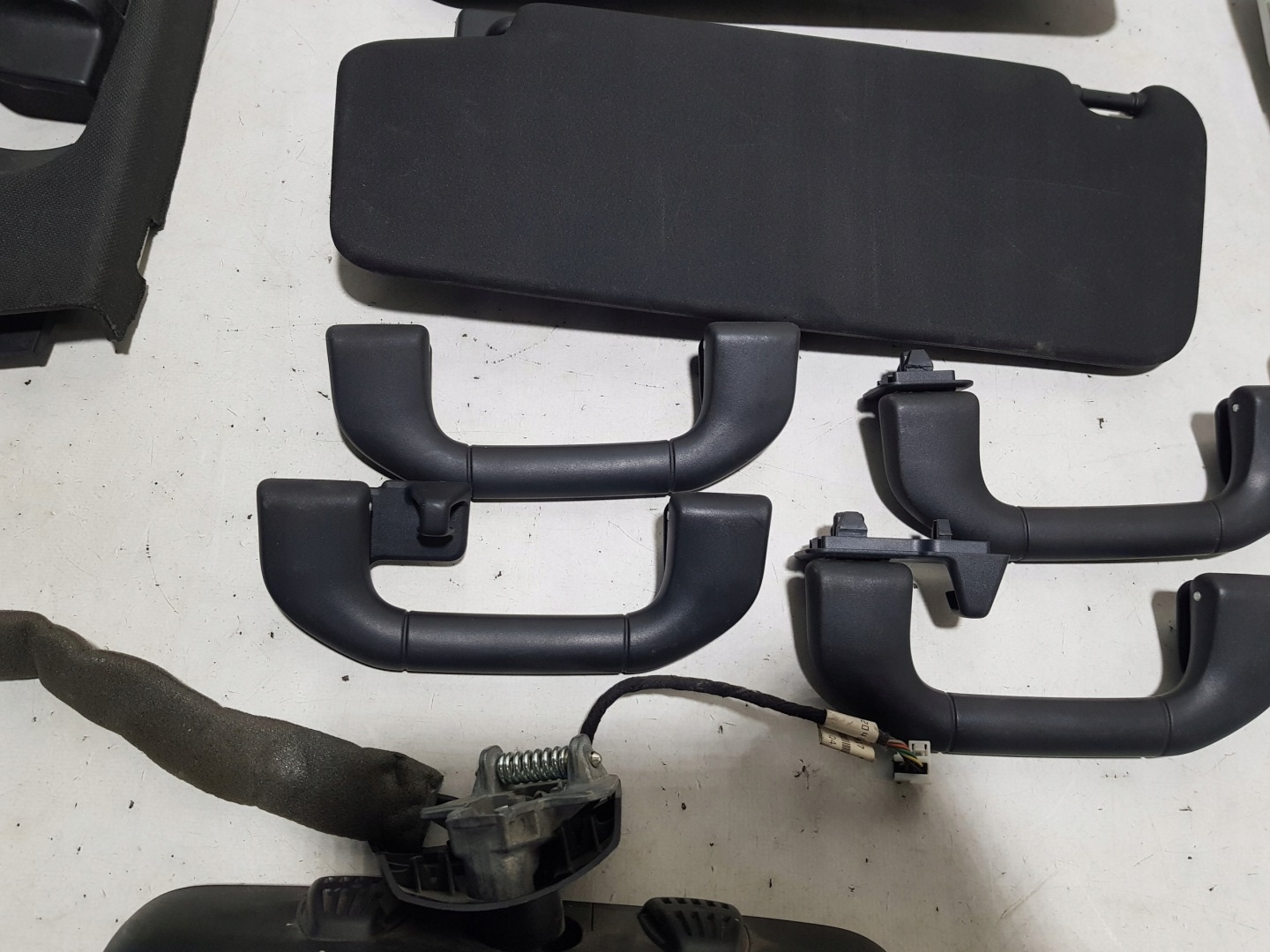 MERCEDES W204 AMG black, inner pillars light plastics