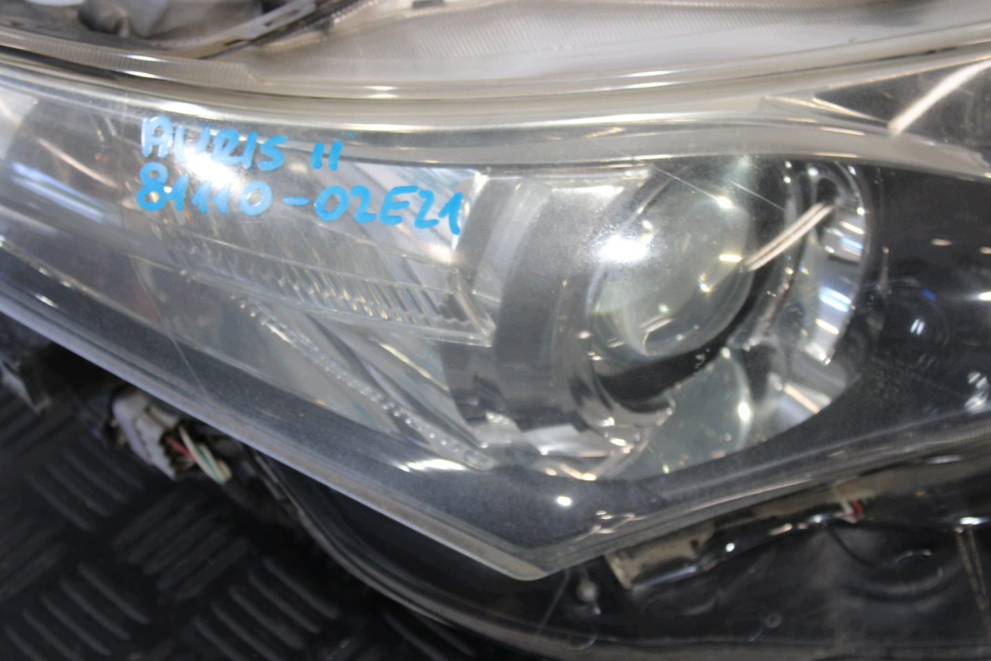 light right front front 81110-02E21 TOYOTA AURIS II 2 KOMBI
