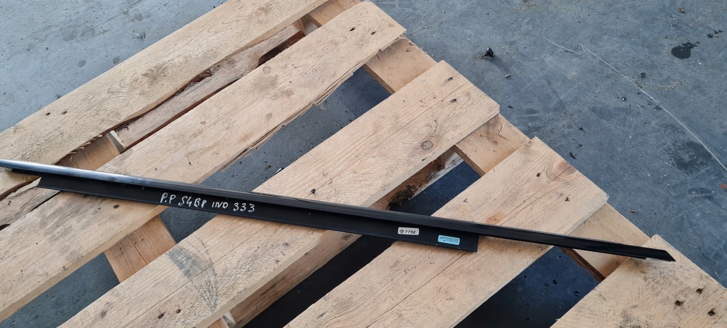 S4 B8 LIFT A4 moulding dust right right front BLACK PIANO 8K0853284M
