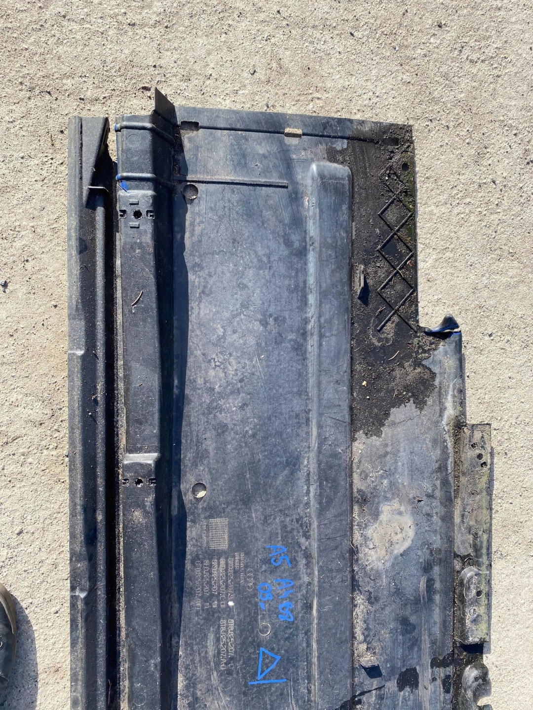 AUDI A4 B8 A5 cover chassis left 8K0825207B