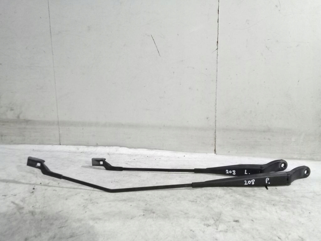 Peugeot 208 and wiper arms front