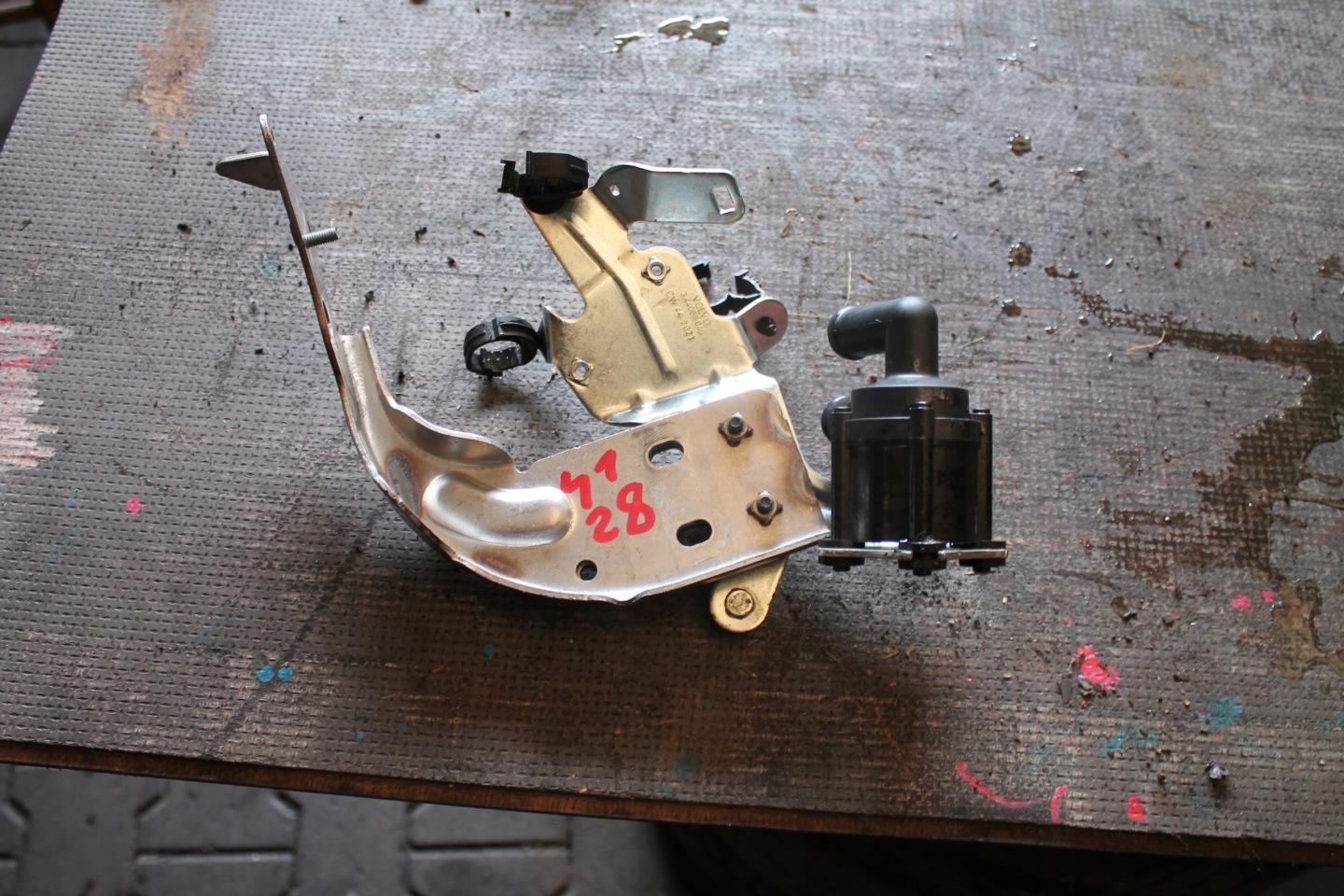 4128. water pump VOLVO 32324816