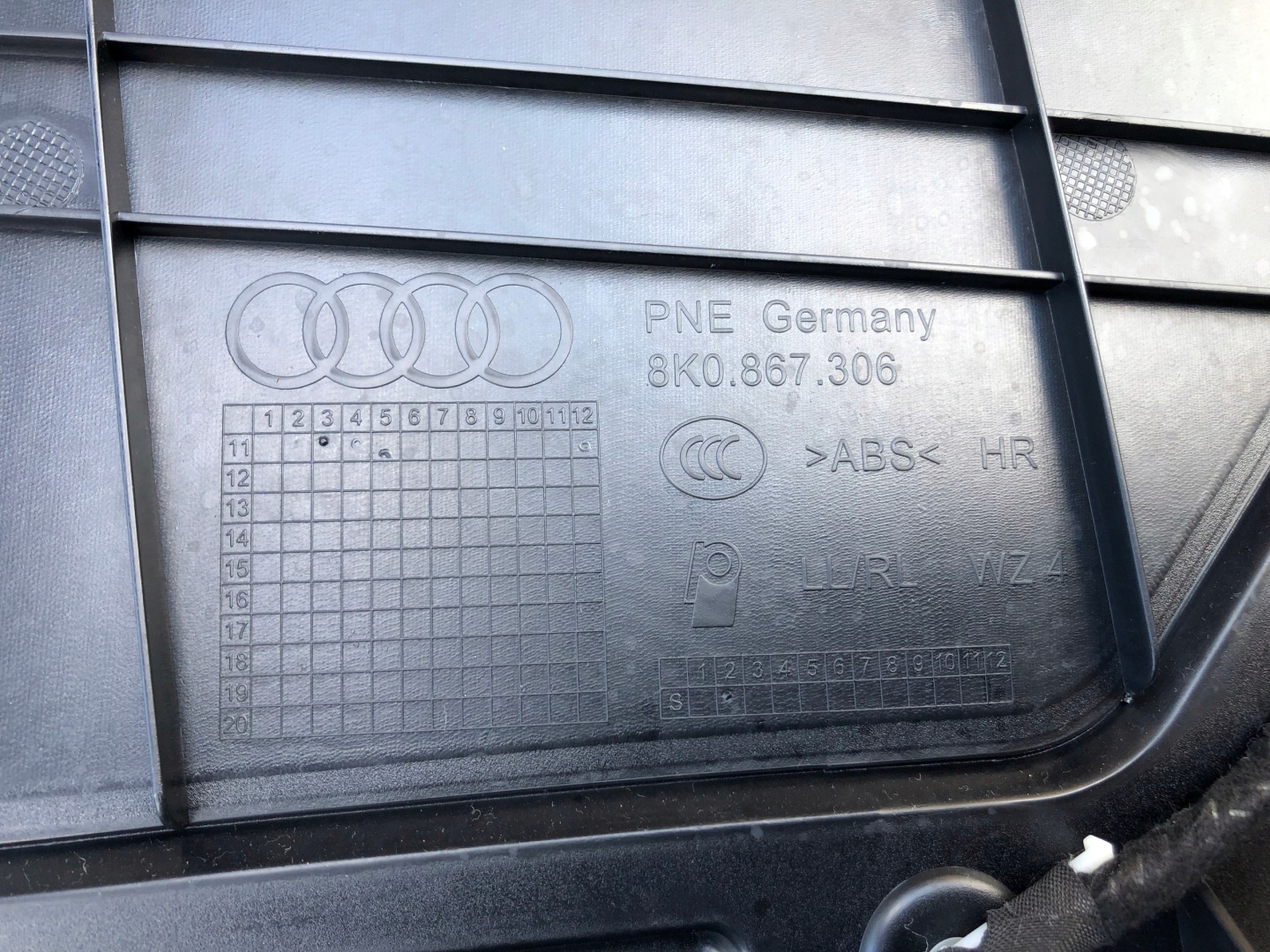 AUDI A4 B8 LIFT side upholstery right rear part 0058