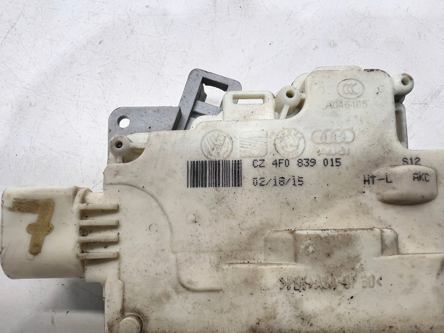 lock door left rear part AUDI A6 C6 A3 4F0839015 7-PIN