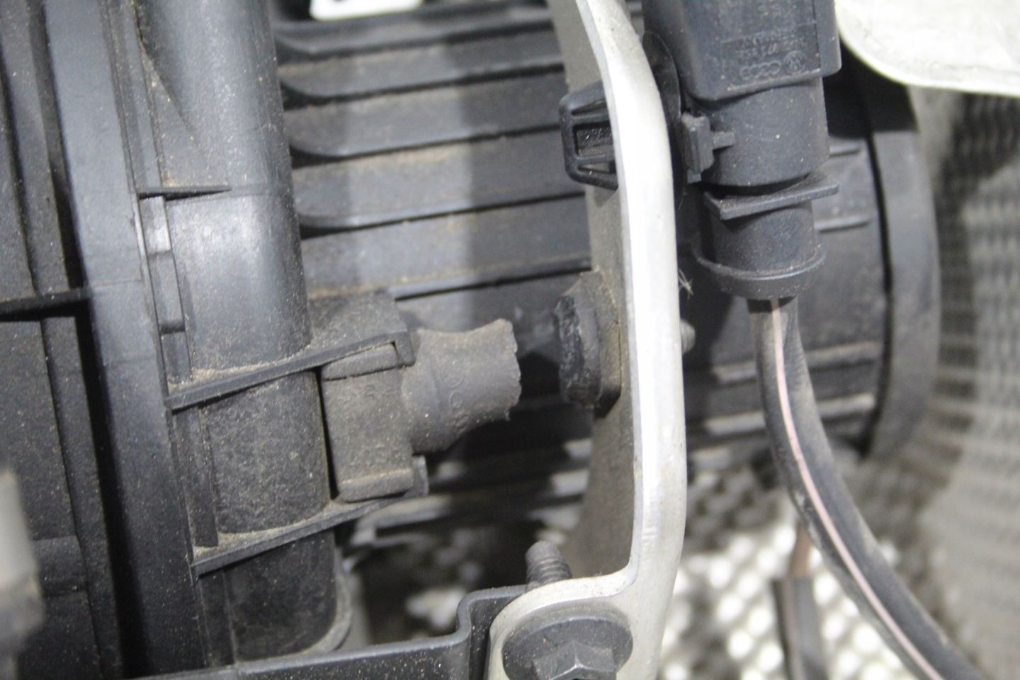pump air AUDI 4H0131837A