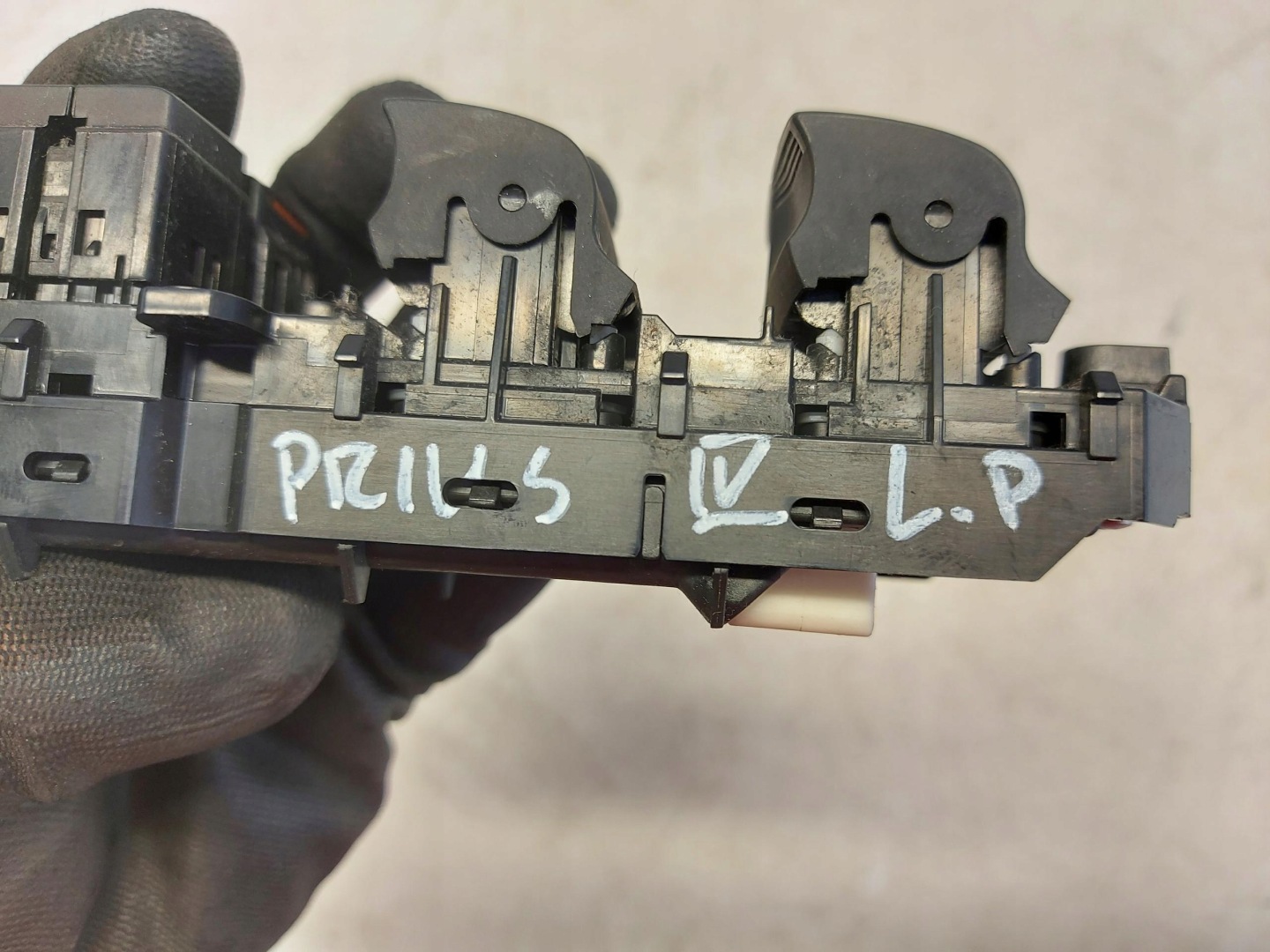 TOYOTA PRIUS IV switch windows left front