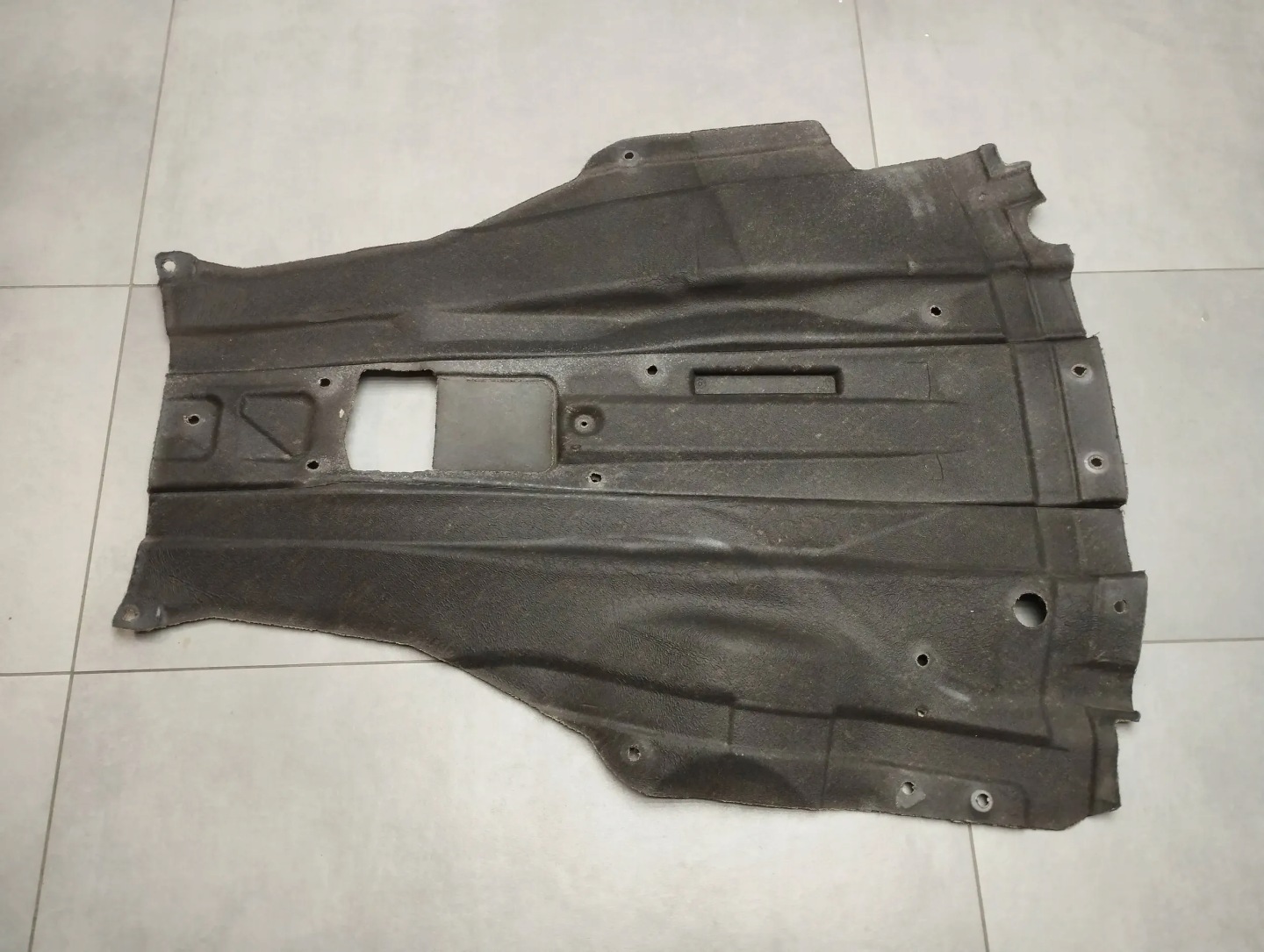Mercedes-Benz CLS C218 W218 Blende Abdeckung unter Getriebe