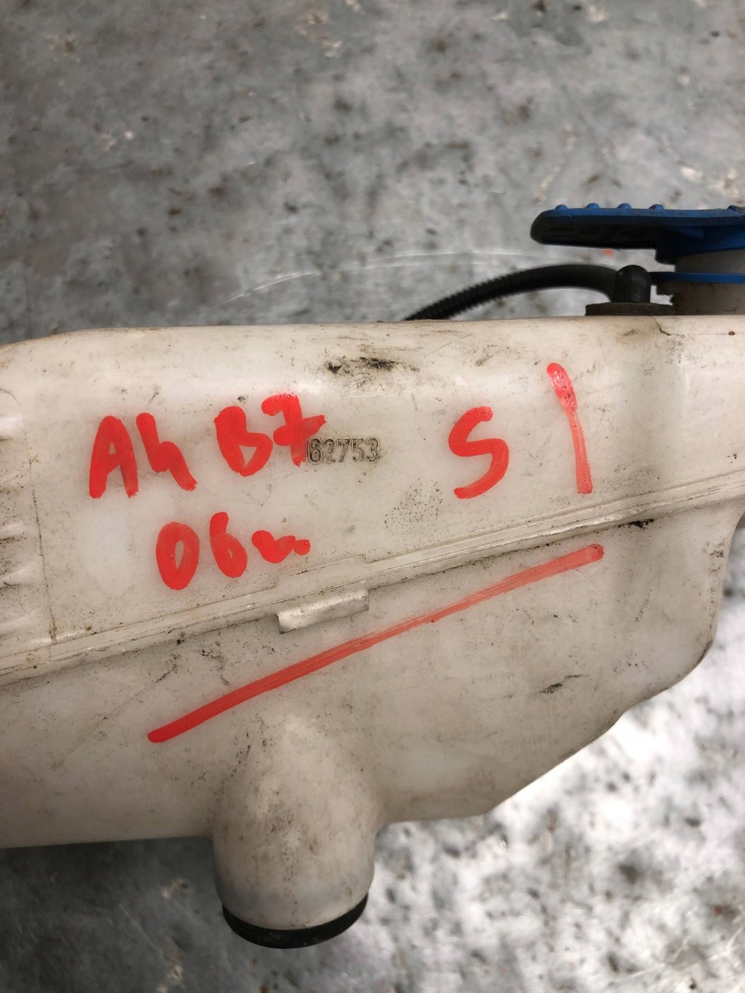 washer fluid tank AUDI A4 B7 8E0955451AP
