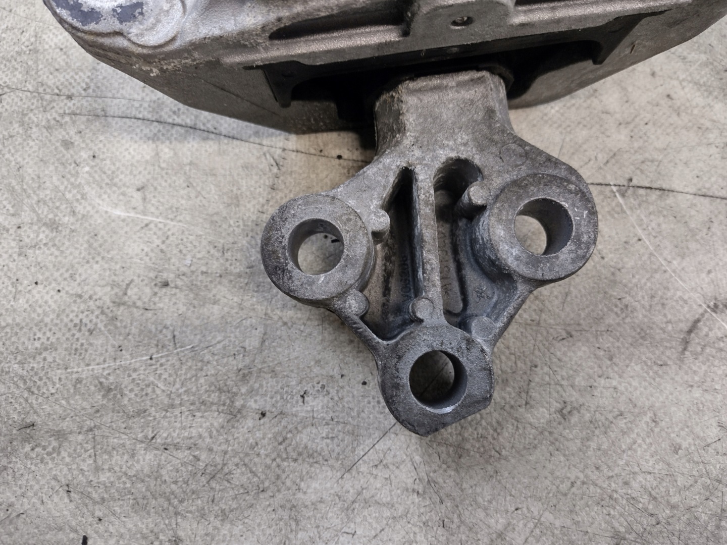 holder engine mount Opel Astra J 1,7CDTI OE 13248546