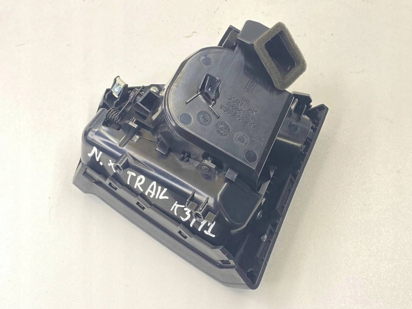 bracket for kubek front right side Nissan X-Trail T31 facelift 2011