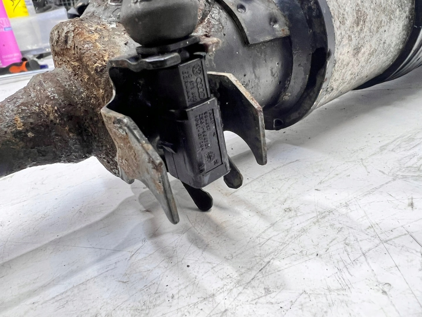 shock absorber right front MIECH PNEUMATYCZNY AUDI A6 C6 4F0616040T