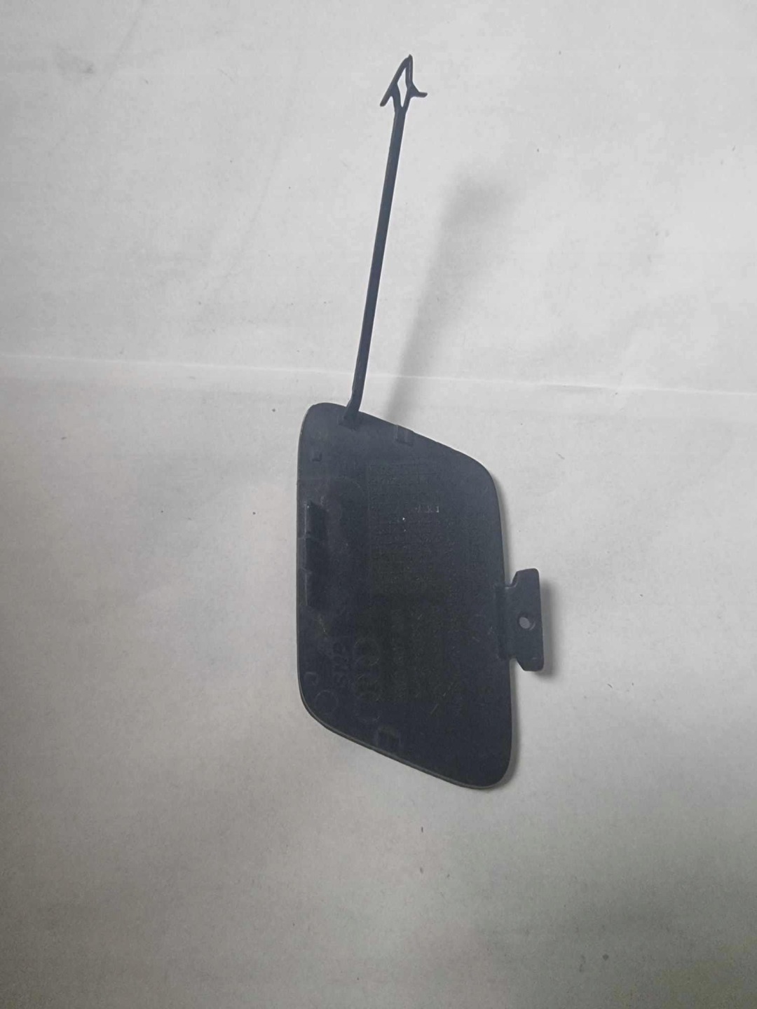 AUDI A4 B9 Abschleppöse der Stoßstange vorne 8W0807241
