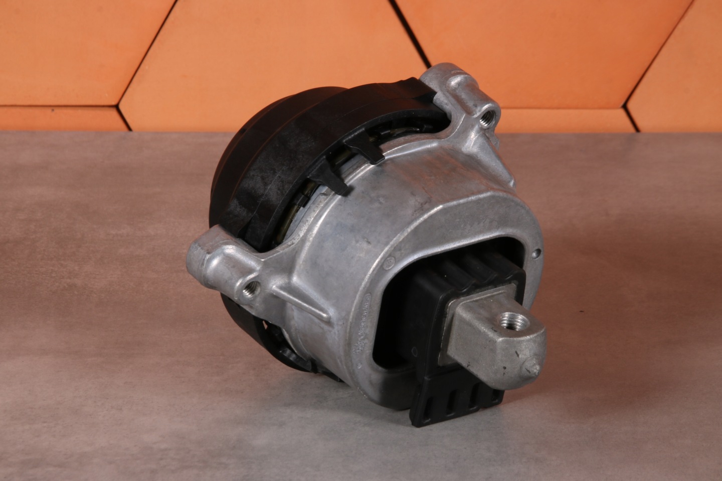 BMW G30 G31 B47 B47B B47D B47F XD5O engine mount left 8482771 24 km !!!