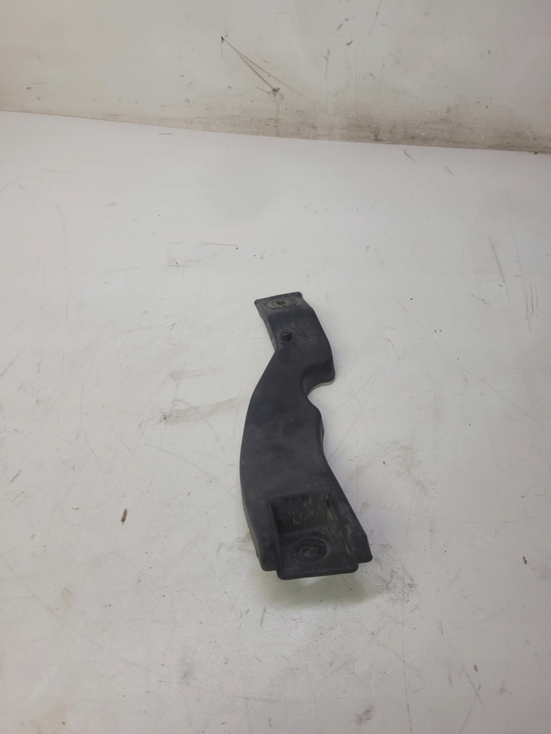 STAFFA SRODKOWE PARAURTI AUDI A4 B6 8H0807334