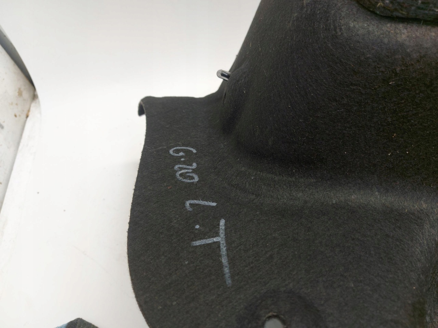BMW G20 330e boot upholstery left rear part 7450059