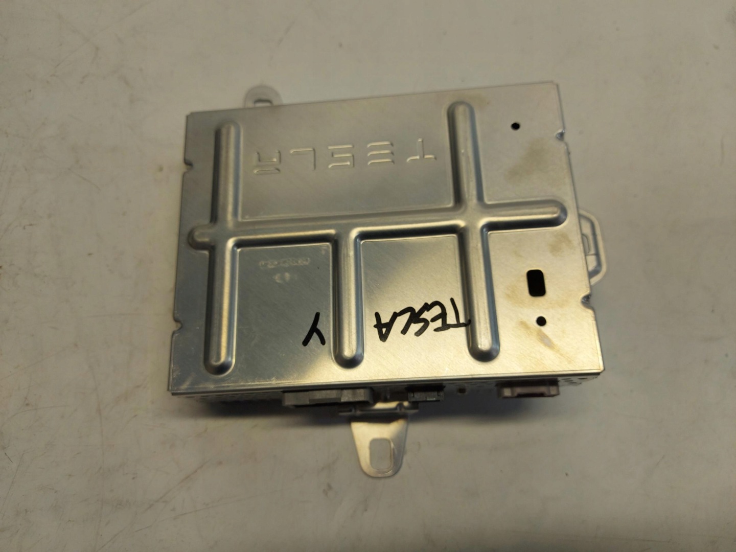 TESLA MODEL Y 2024r amplifier speakers running board 1507152-01-B