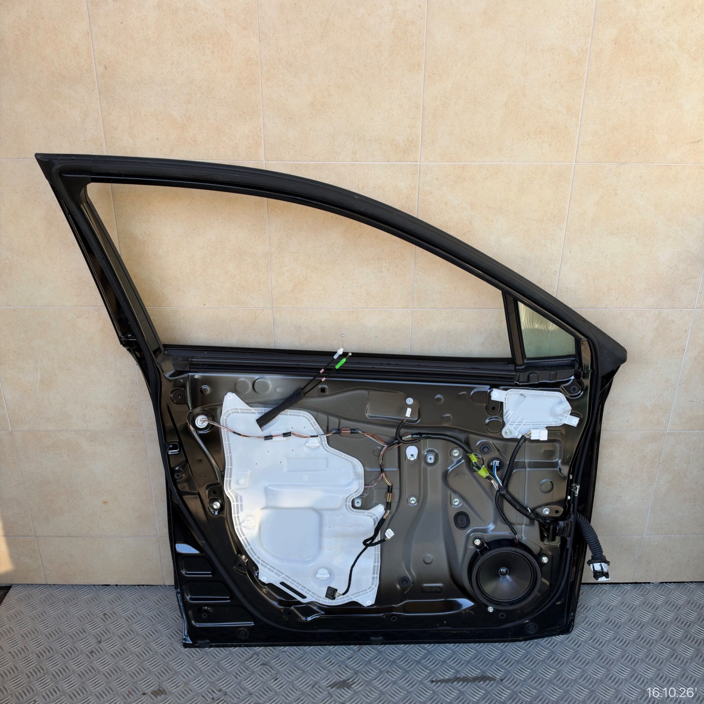 door complete front left TOYOTA COROLLA CROSS 2025 year