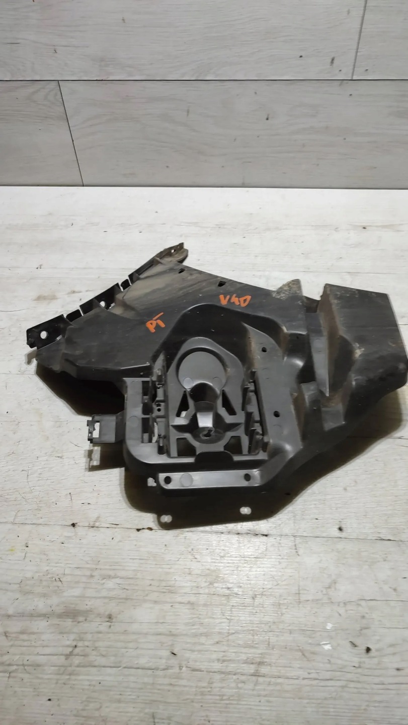 Volvo V40 II 2018r rear part side right Elementy mocujace bumper bracket