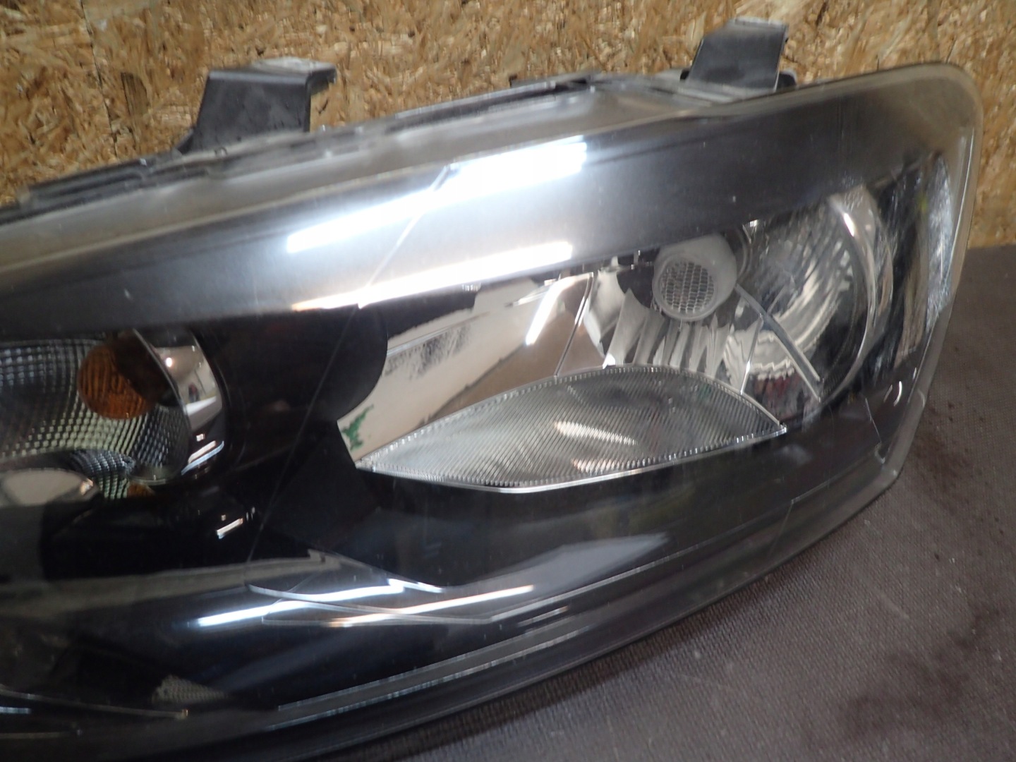 LIGHT FRONT LEFT VW POLO 08-14 6R14941015E
