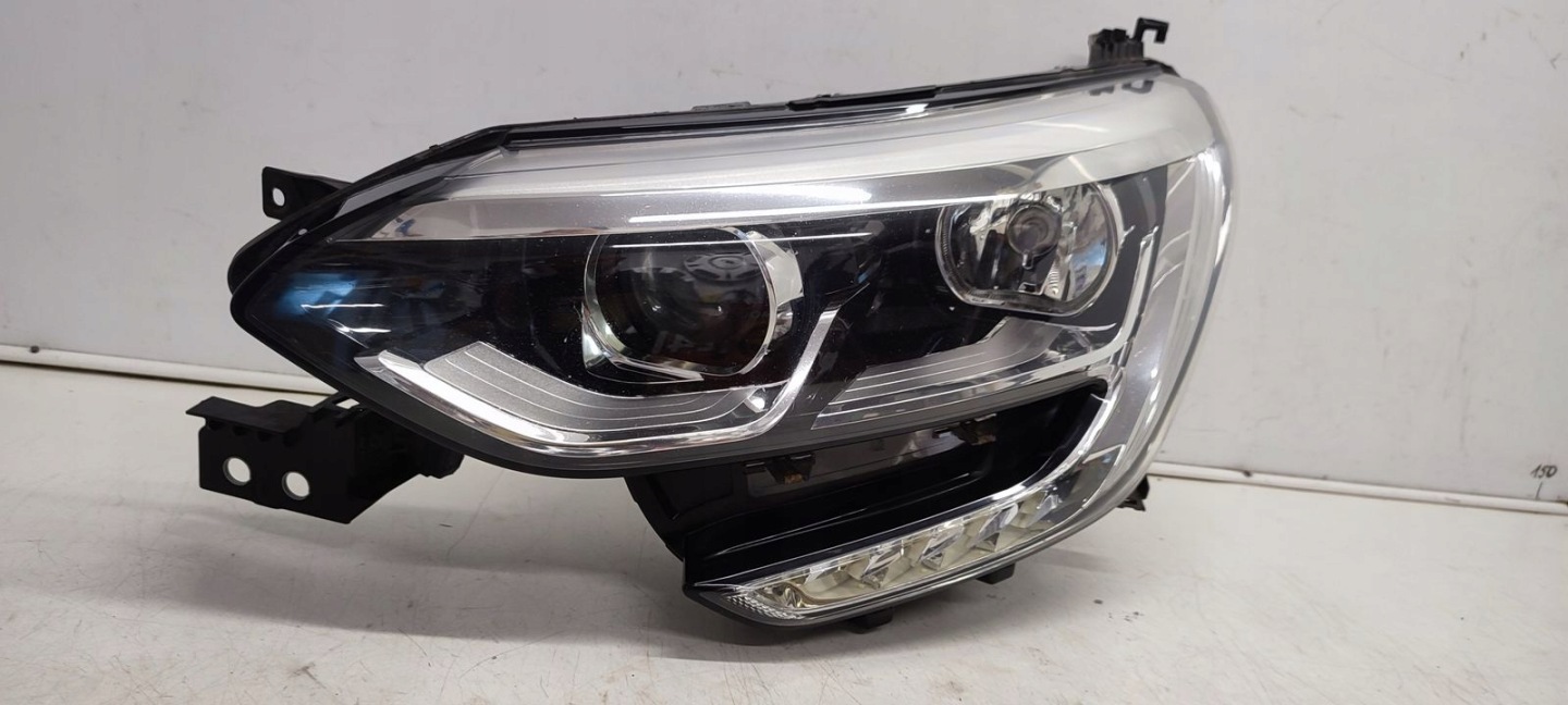 light front front left Renault Megane IV