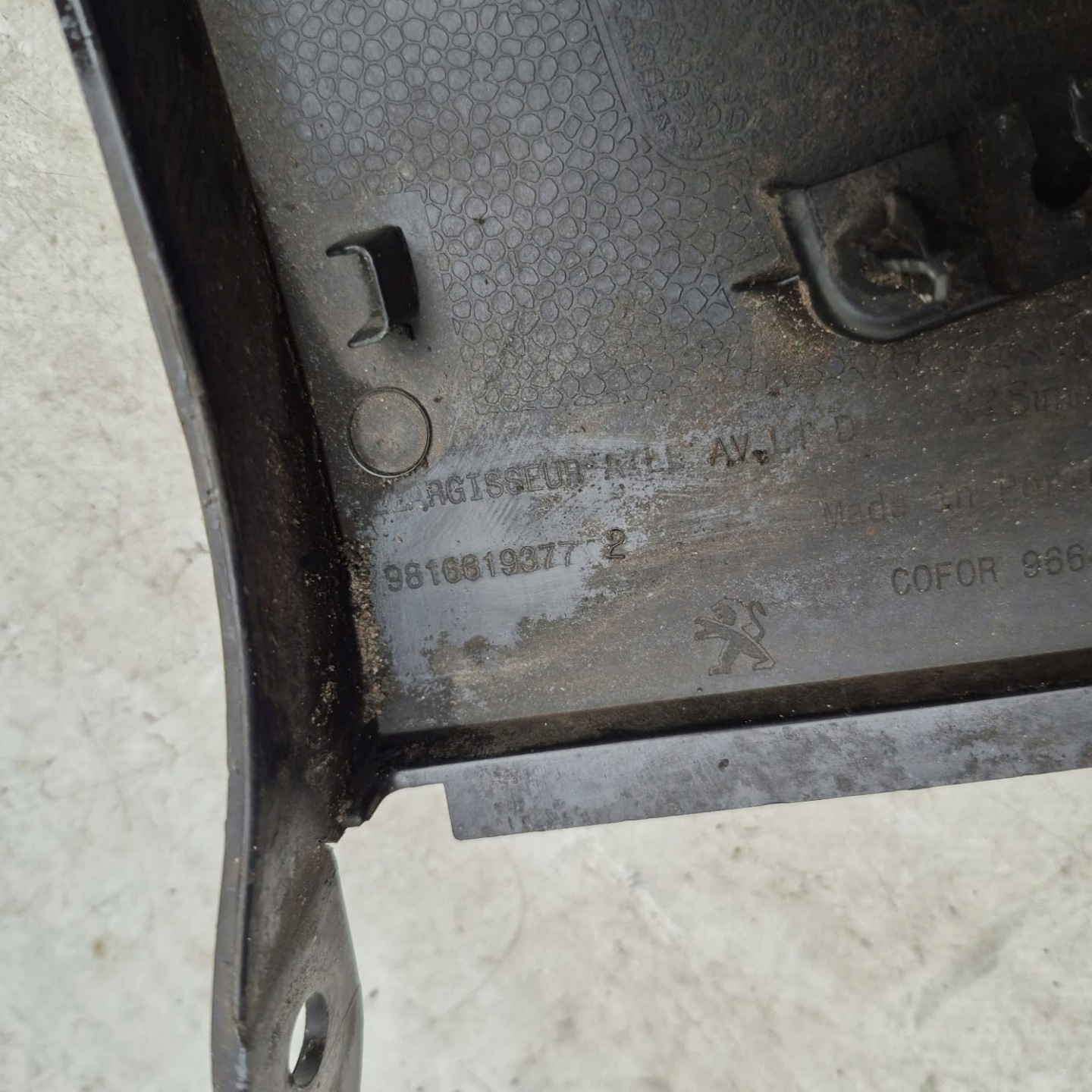 PEUGEOT RIFTER 18-> moulding cap right front