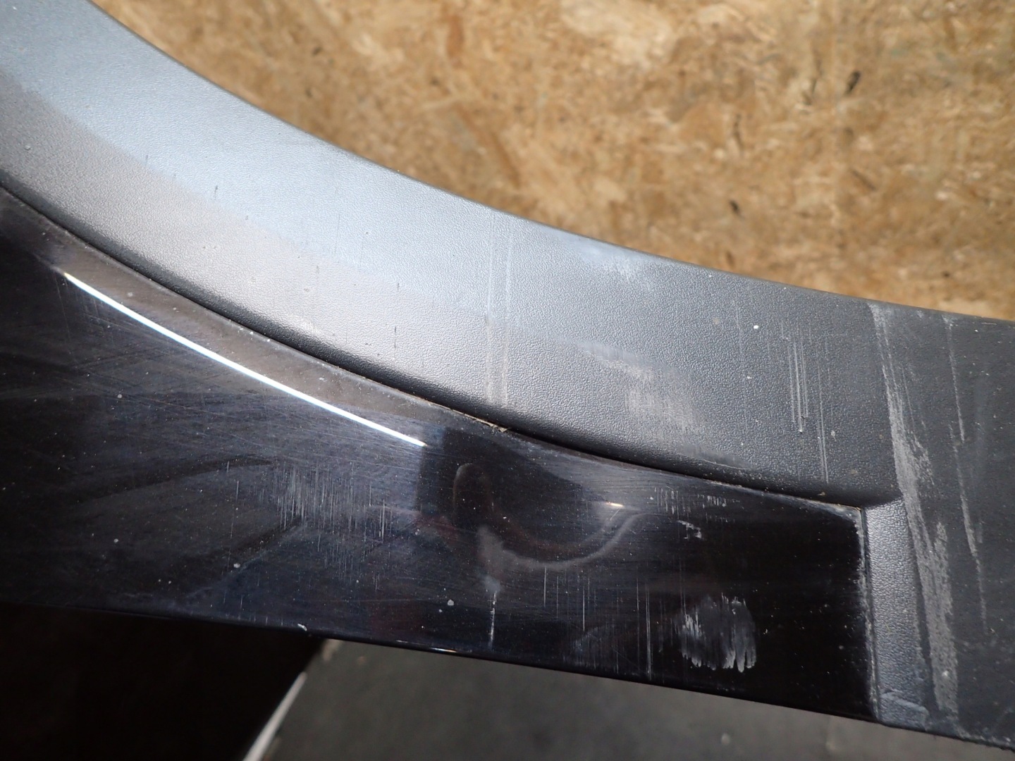 FENDER FRONT RIGHT SEAT ARONA