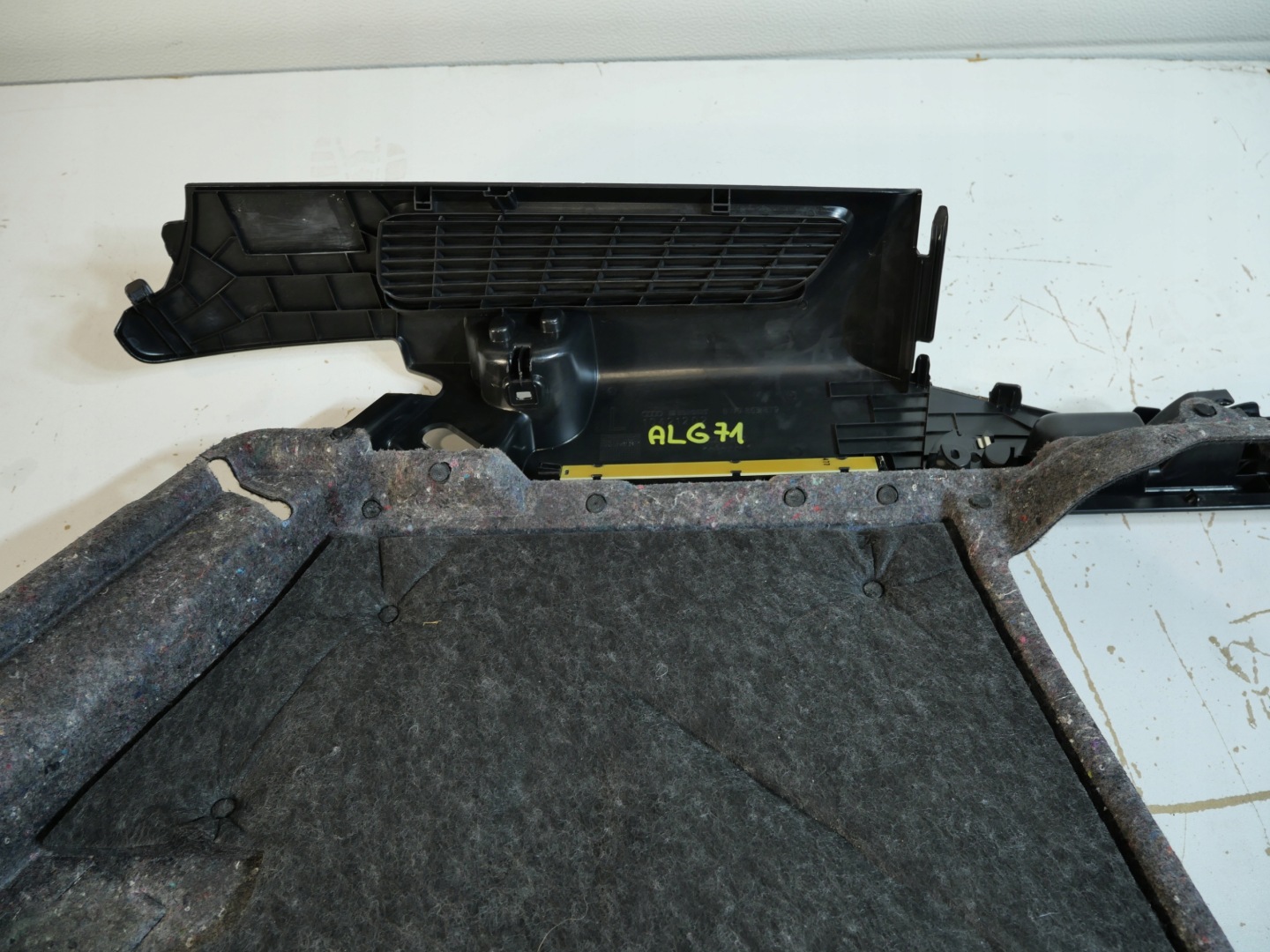 AUDI A4 B9 boot upholstery left 8W9863879