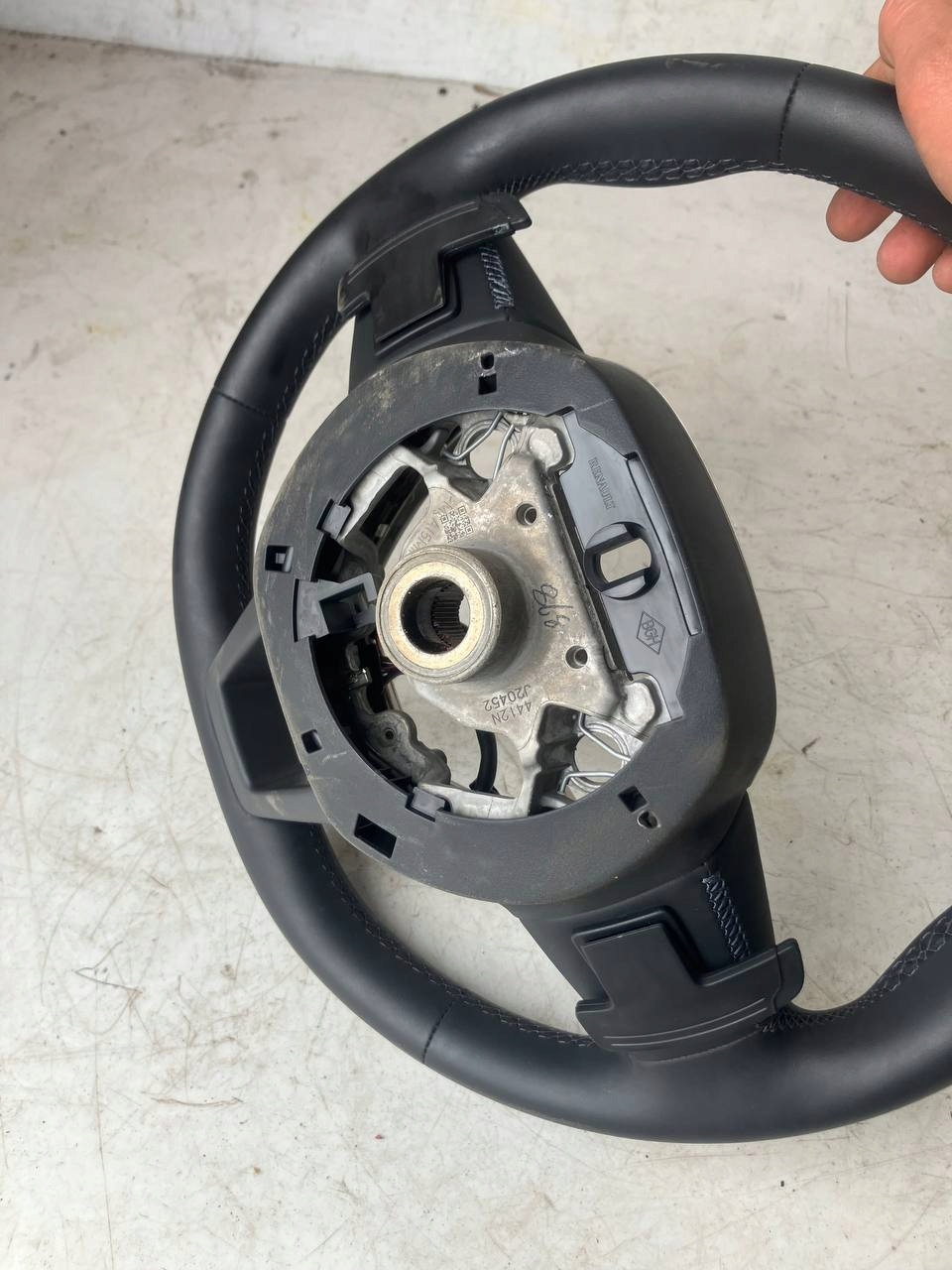 steering wheel, leather MULTIFUNKCJA RENAULT ARKANA 484005223R with shifting