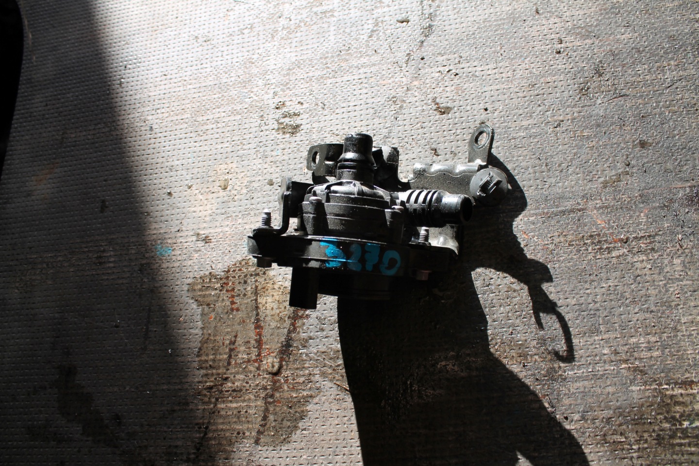 3270. water pump PEUGEOT 9832060580