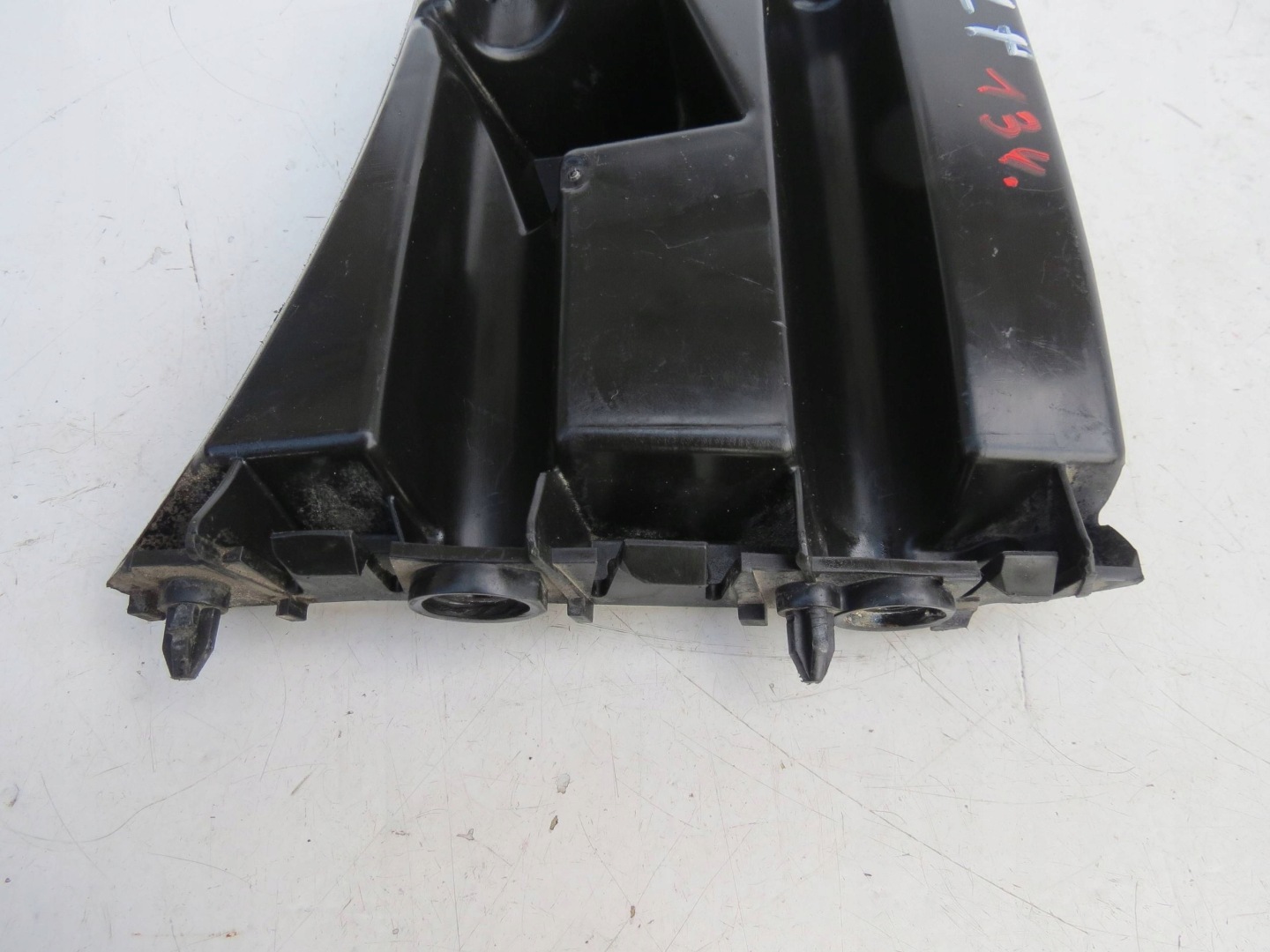 bumper bracket left front VOLVO S60 II V60 and 2.4 D5 215KM 10-18r 30796625