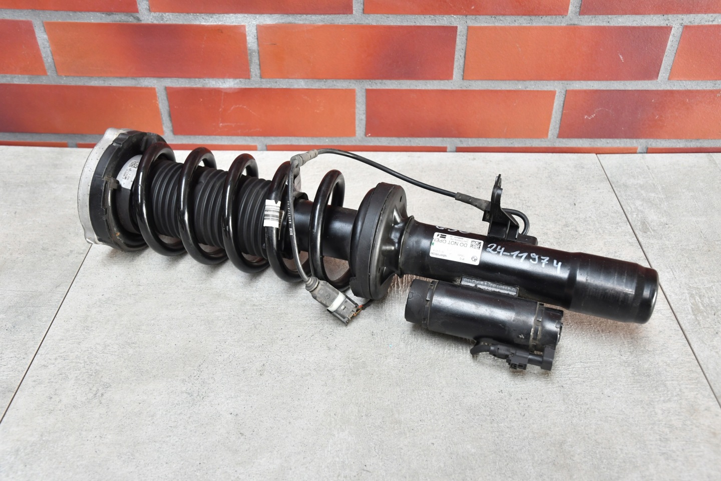 shock absorber left front BMW 5 G30 530e 530eX 6866405