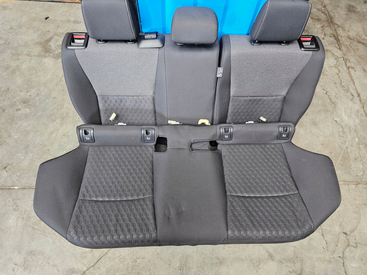 TOYOTA YARIS IV Sitze mitte