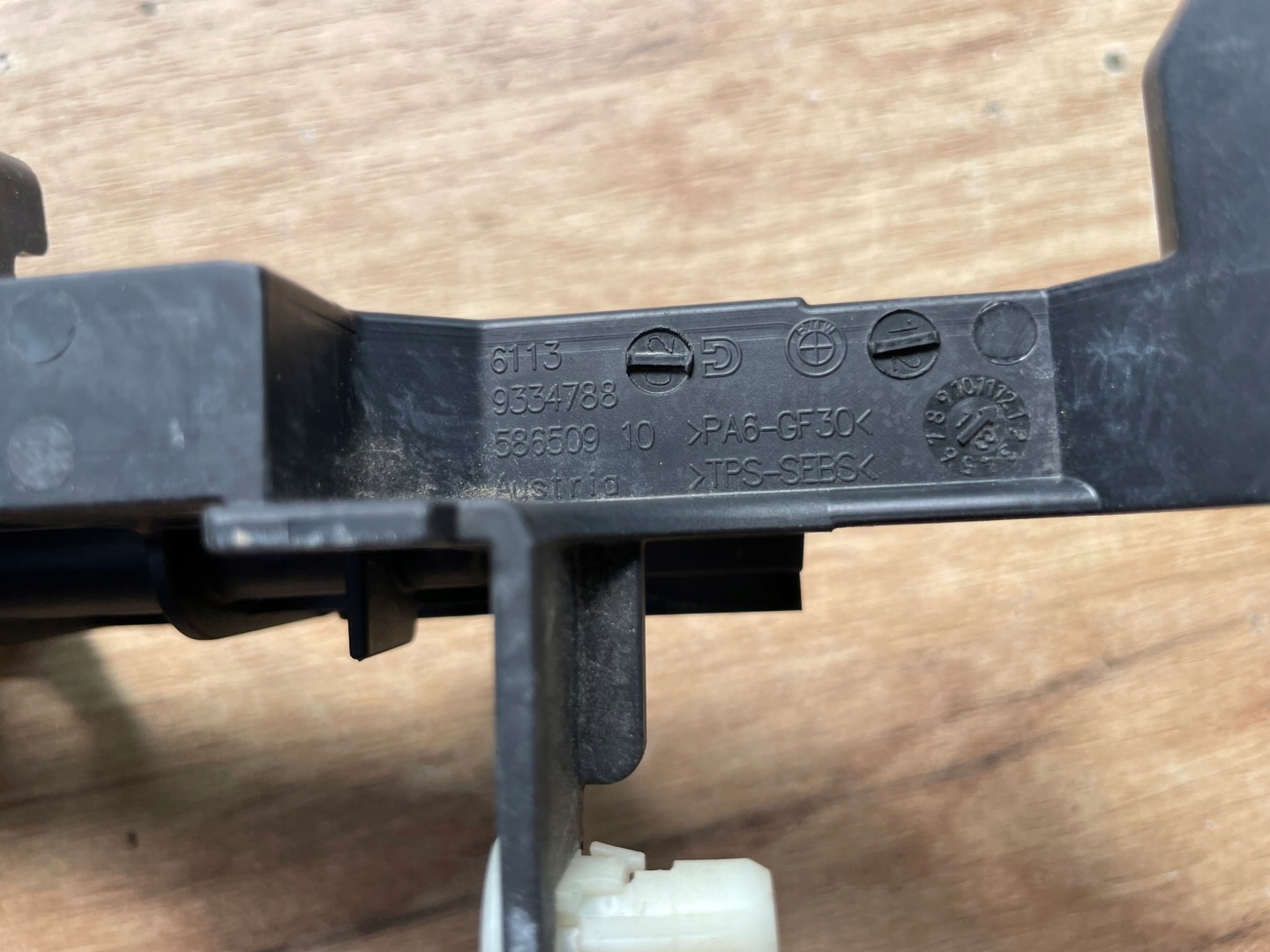 BMW G11 G12 G30 console under the window right 9334788