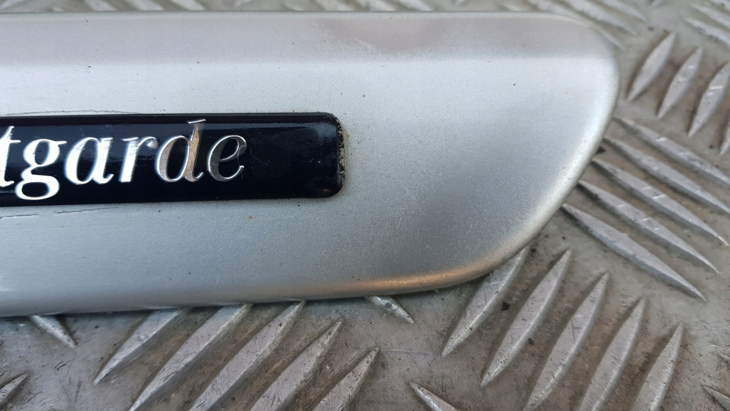 MERCEDES W208 AVANTGARDE Leiste Schutzleiste des Kotflügels links oder rechts