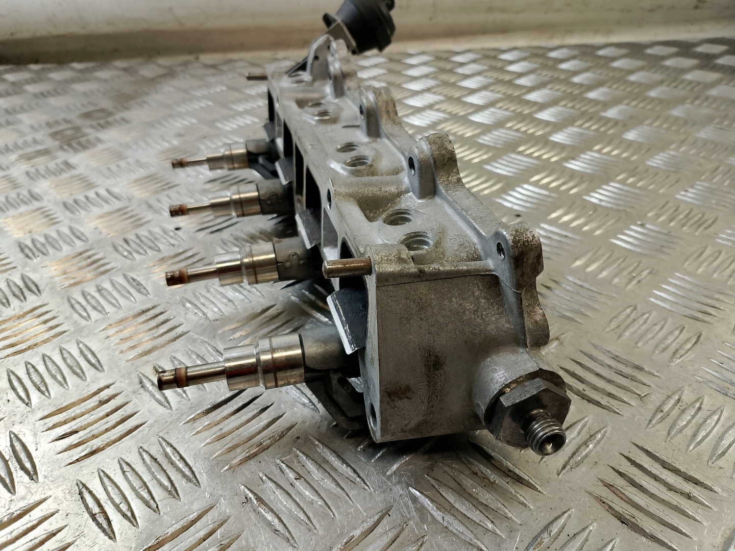 Saugrohr Unterteil + Einspritzdüse VW GOLF V 5 1.6 B 03C 133 204 AA
