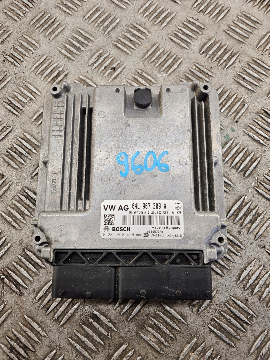 computer control unit of the engine 04L907309A 0281018526