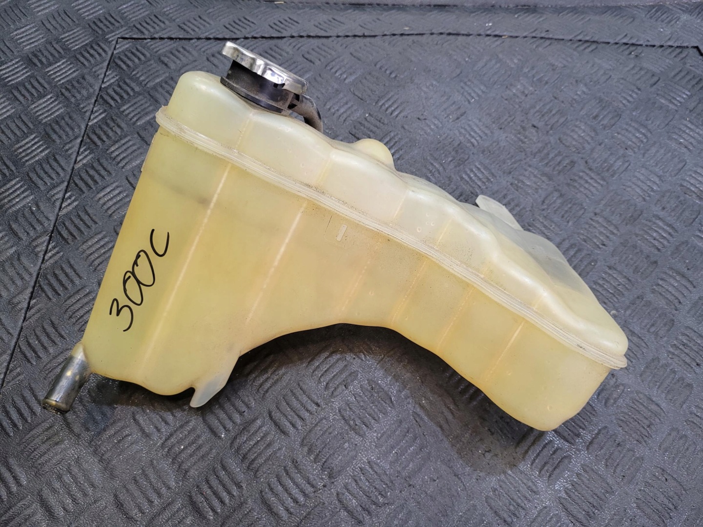 water tank 68237637AA CHRYSLER 300C