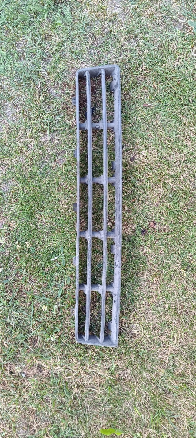 Lüftungsgitter mitte der Stoßstange VW GOLF IV 1J0853677D