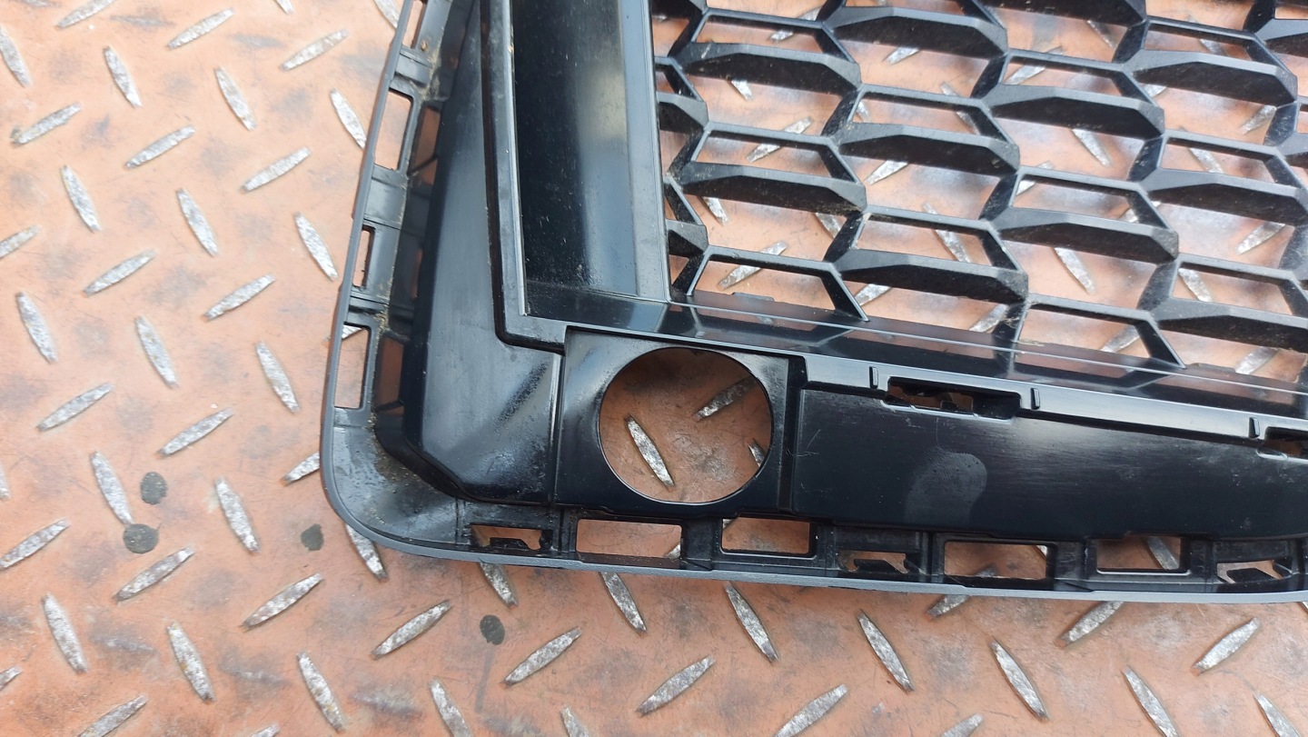grid of a bumper left front BMW 5 G30 G31 19