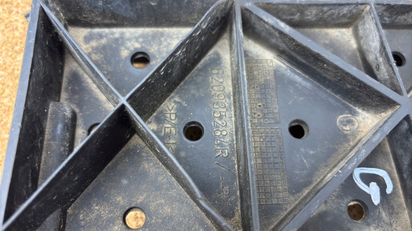 RENAULT TWINGO 3 III left beam tip front console of a bumper K94/77S