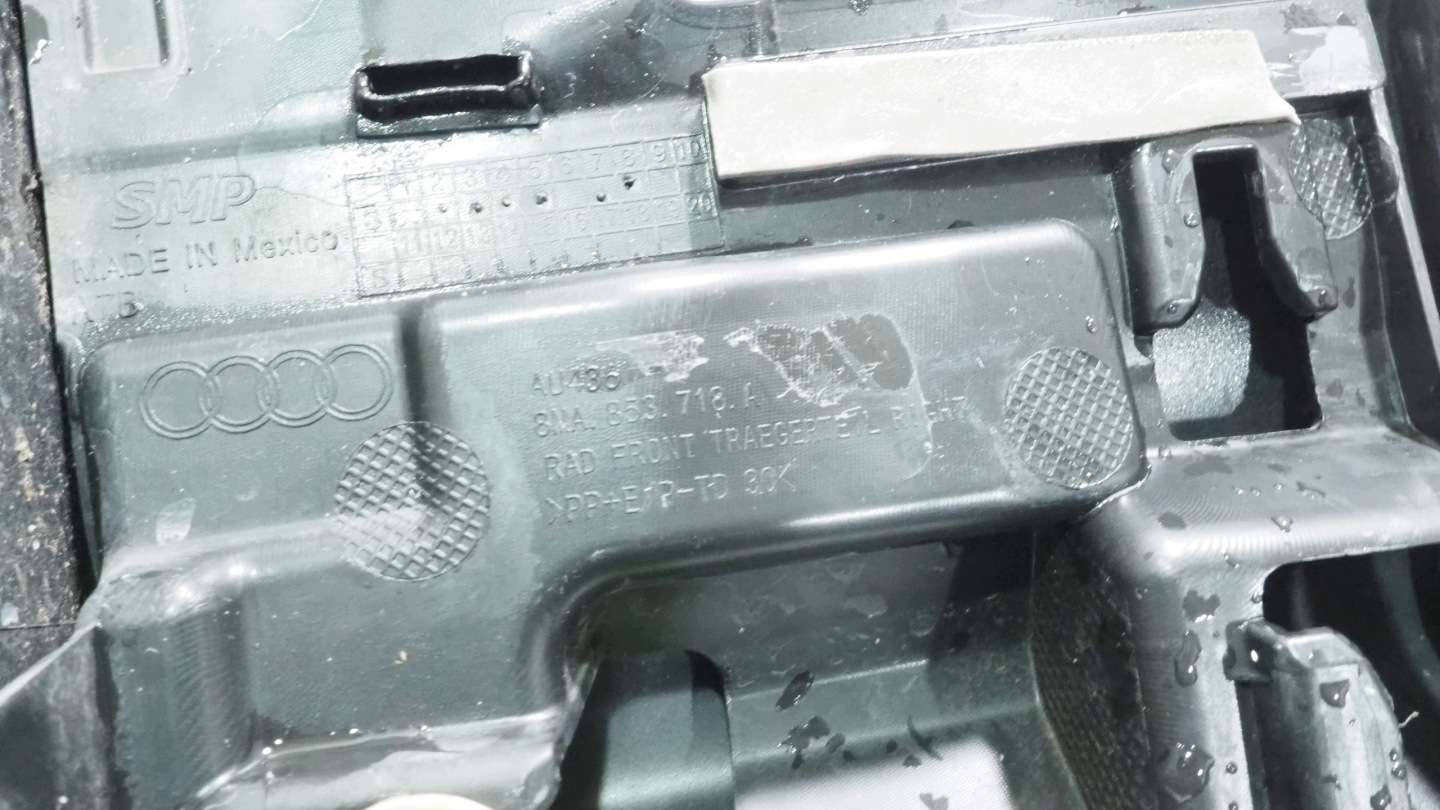 Audi Q5 III 8MA lišta blatníku pravá předek 8MA853718A