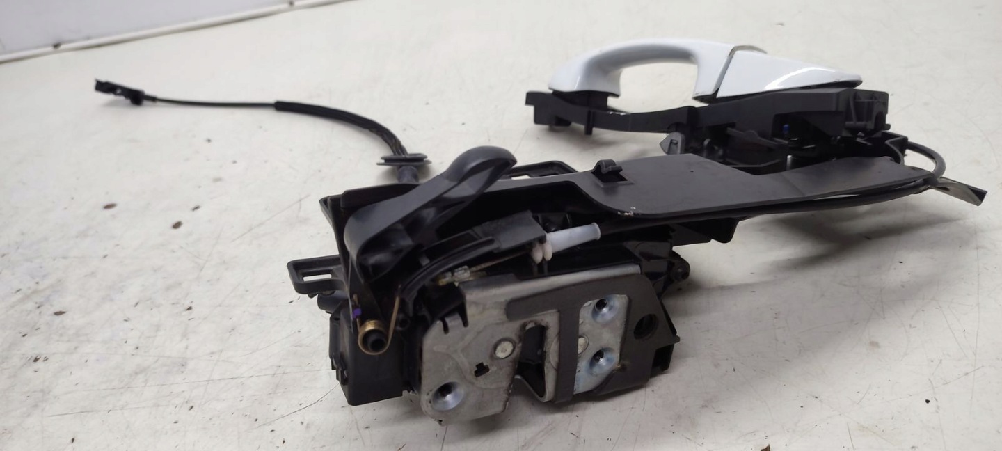 lock handle front front left Ford Fiesta MK7 3D H9