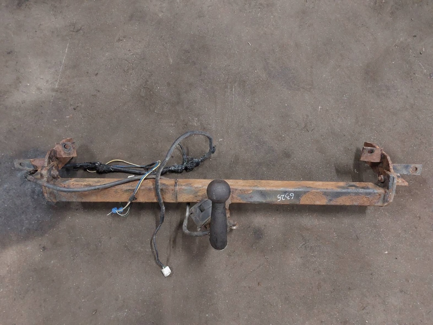 tow does not have TABLICZKI + bundle TOYOTA COROLLA E11 LIFT HB 5D