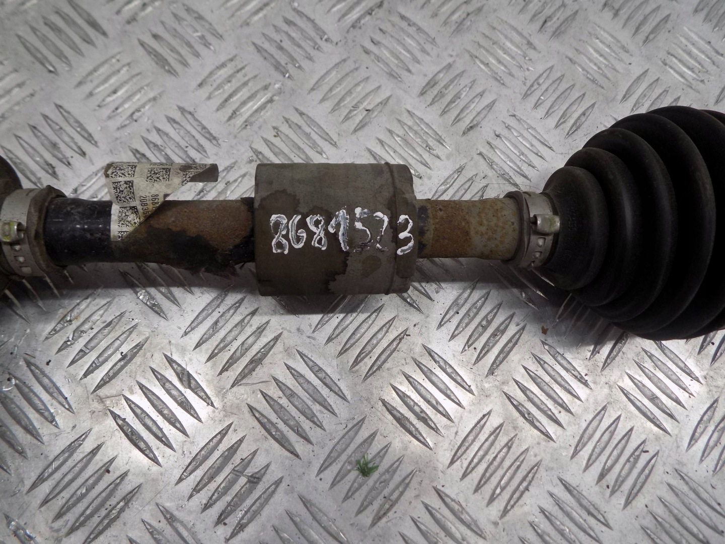 BMW 1 F40 semi-axis left front 8681523