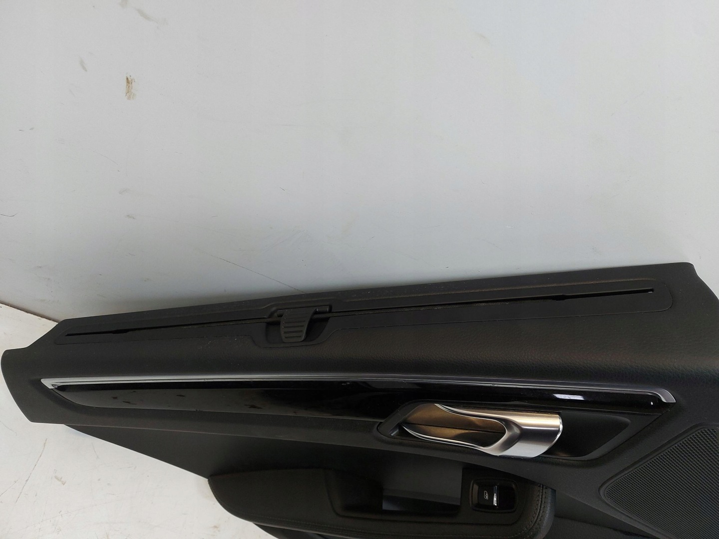 Porsche Macan 95B upholstery side door left rear part blinds