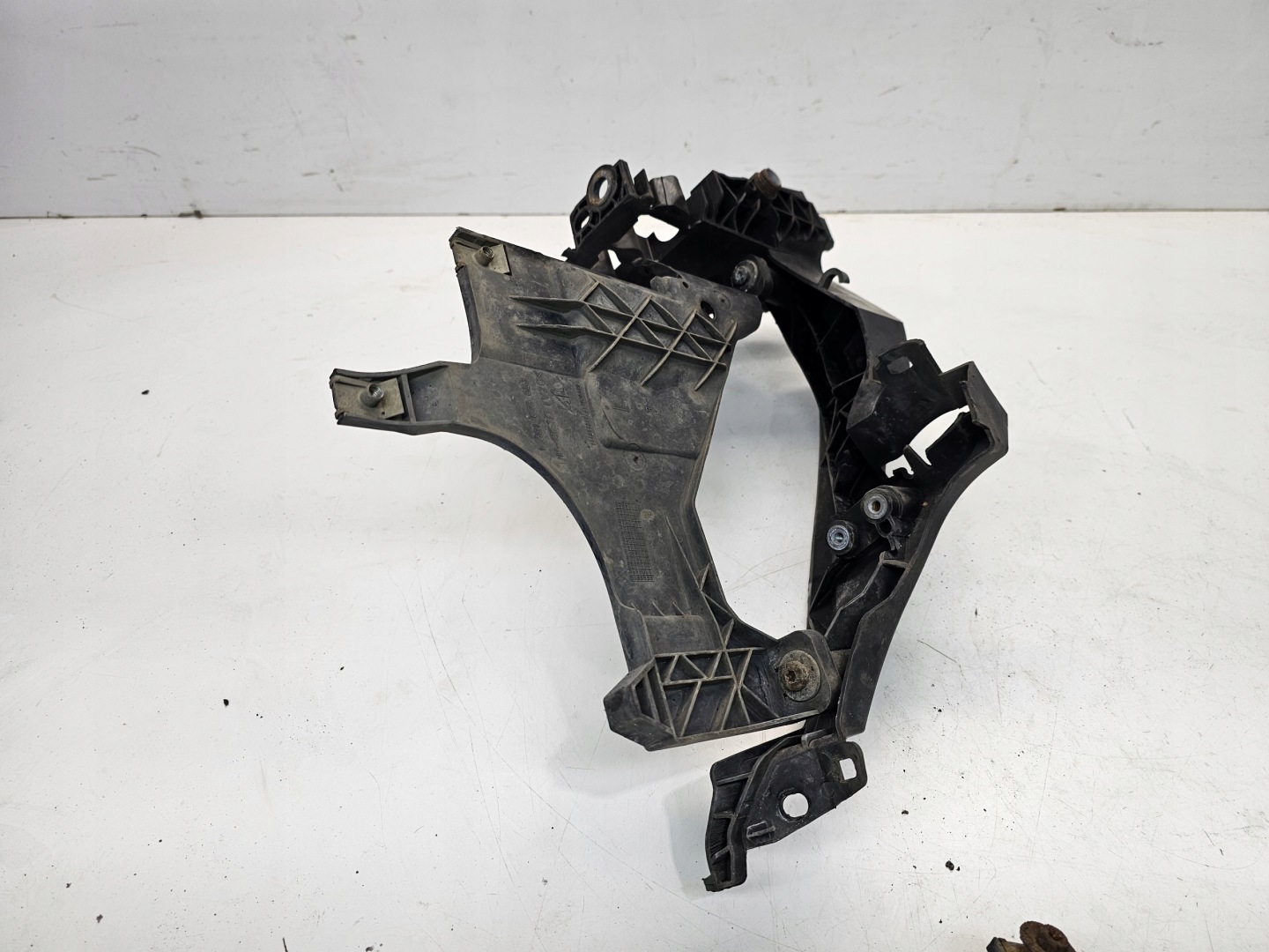 support REFLEKTORA left AUDI A4 B8 LIFT 8K0805607B